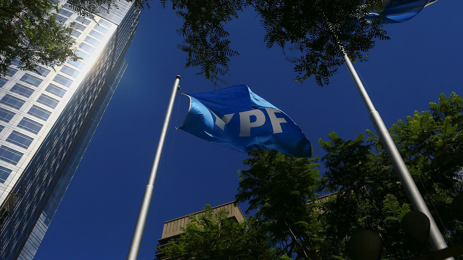 Argentina apela la orden judicial de EE.UU. de transferir el 51% de participaciones de YPF