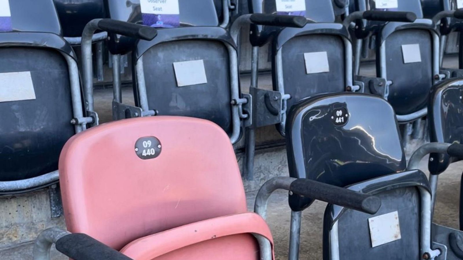 Un único asiento rojo contrasta con el gris y el amarillo predominante en el Wankdorf de Berna