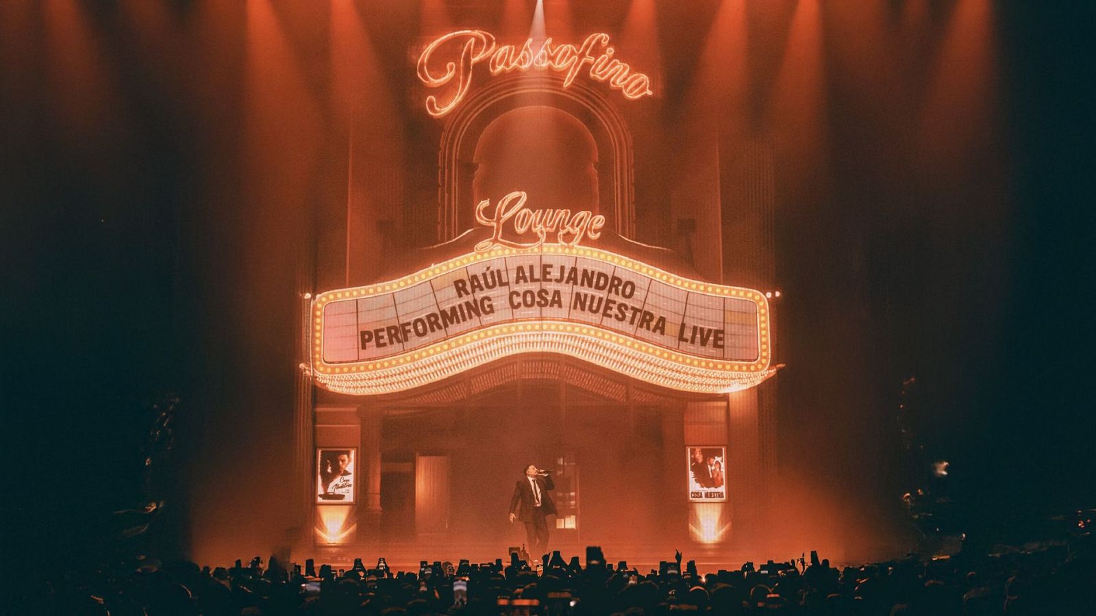 Rauw Alejandro actuando en el Movistar Arena con su gira Cosa Nuestra Tour