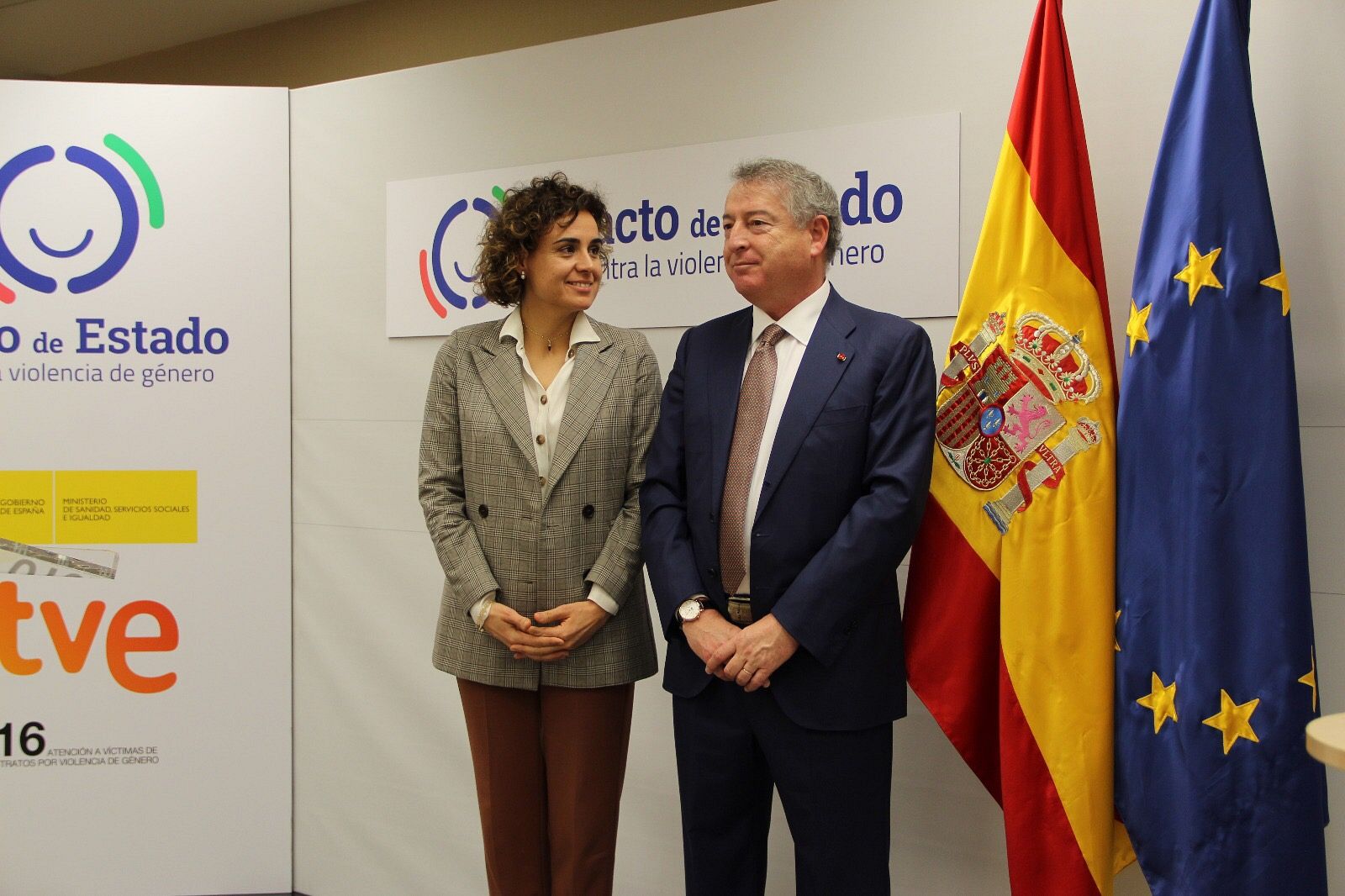 La ministra de Sanidad, Servicios Sociales e Igualdad y el presidente de la Corporación durante la firma