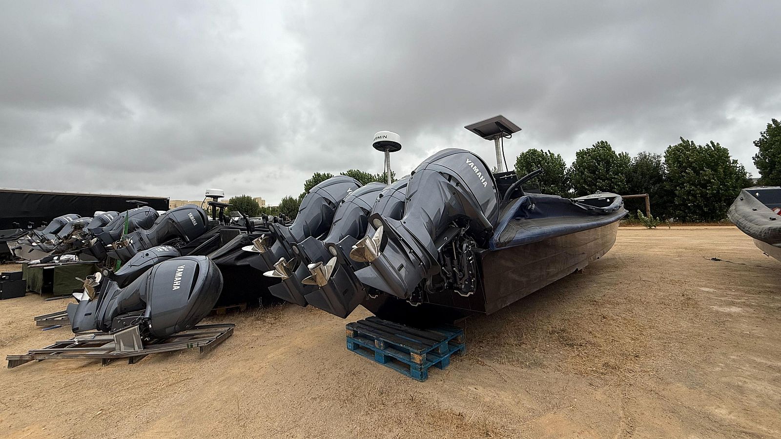 Motores de 300 caballos empleados para fabricar narcolanchas, que han sido incautados en Portugal durante la operación