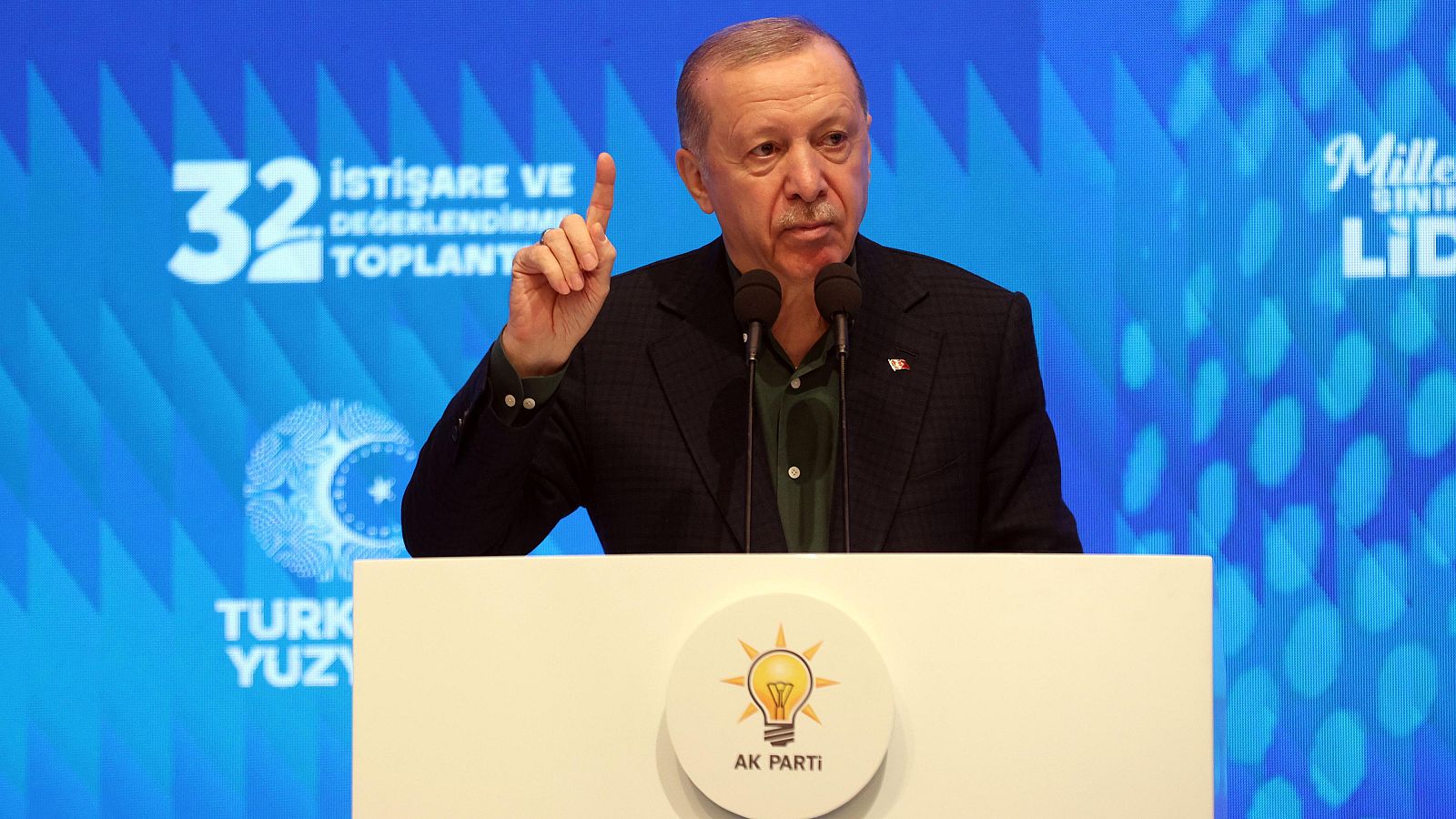 Erdogan celebra el desarme del PKK como una victoria militar y promete "abrazar" al pueblo kurdo