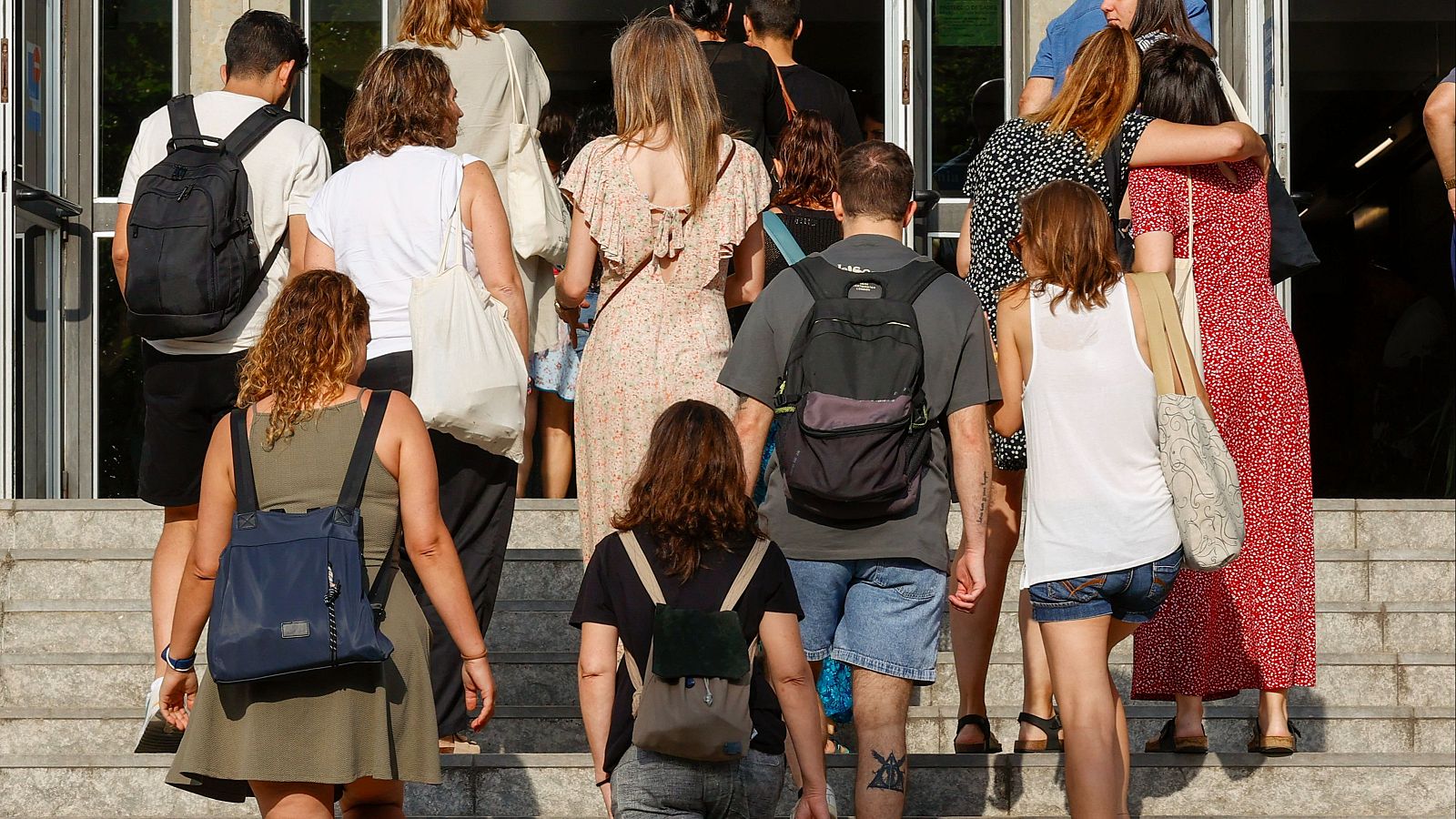 Vista de la entrada de la Facultad de Economía en Barcelona durante unas oposiciones