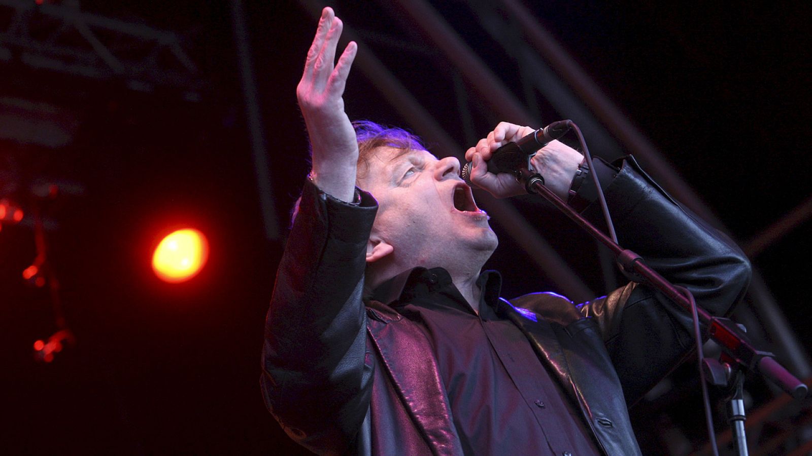 Fotografía de Mark E. Smith en un concierto en Barcelona en 2010