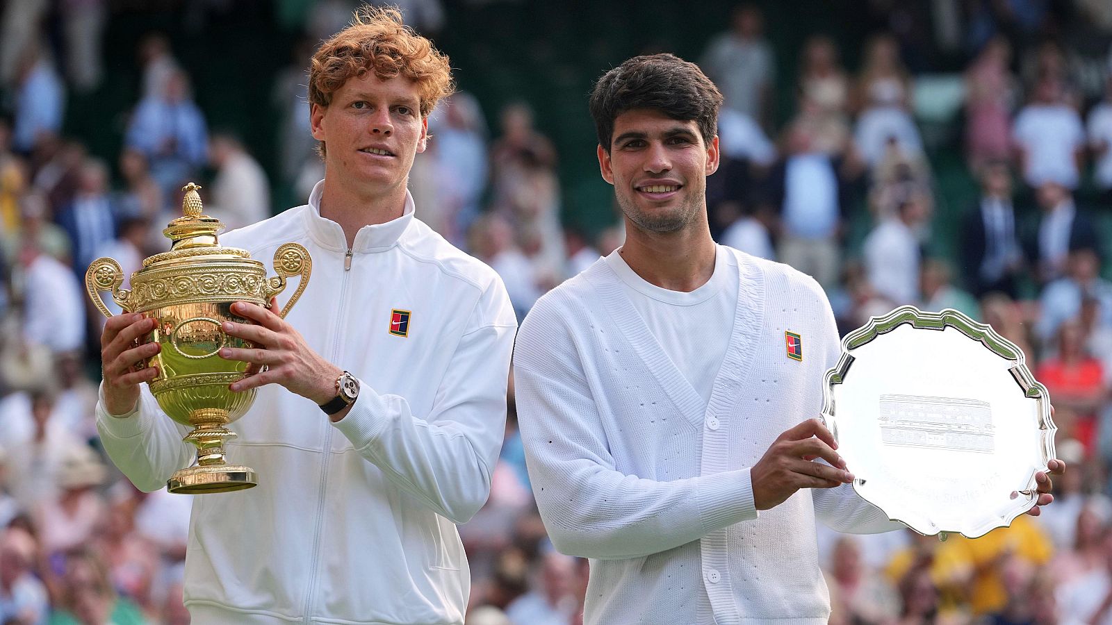 Sinner y Alcaraz posan con los trofeos de campeón y subcampeón, respectivamente, de Wimbledon