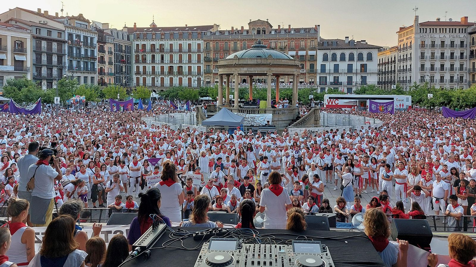 Pamplona detiene los Sanfermines para denunciar las agresiones sexistas