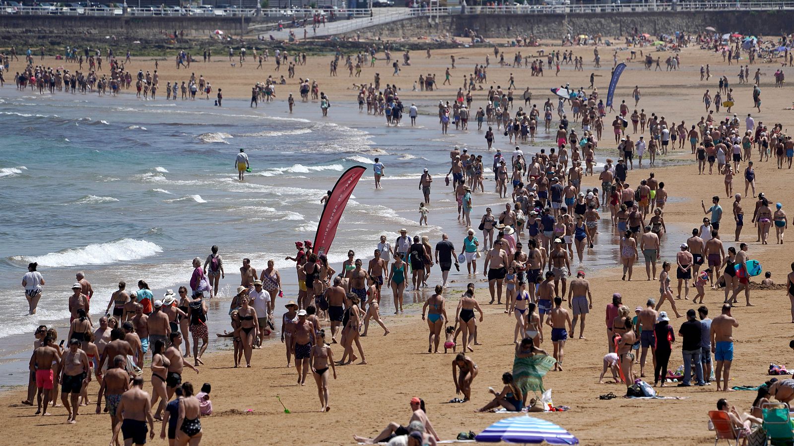 Cientos de personas se disfrutan de las altas temperaturas en la playa de San Lorenzo de Gijón