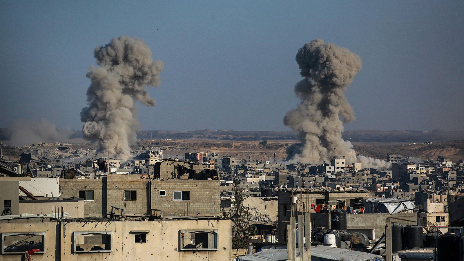 Vista del humo tras los ataques israelíes contra Yabalia, en el norte de la Franja de Gaza