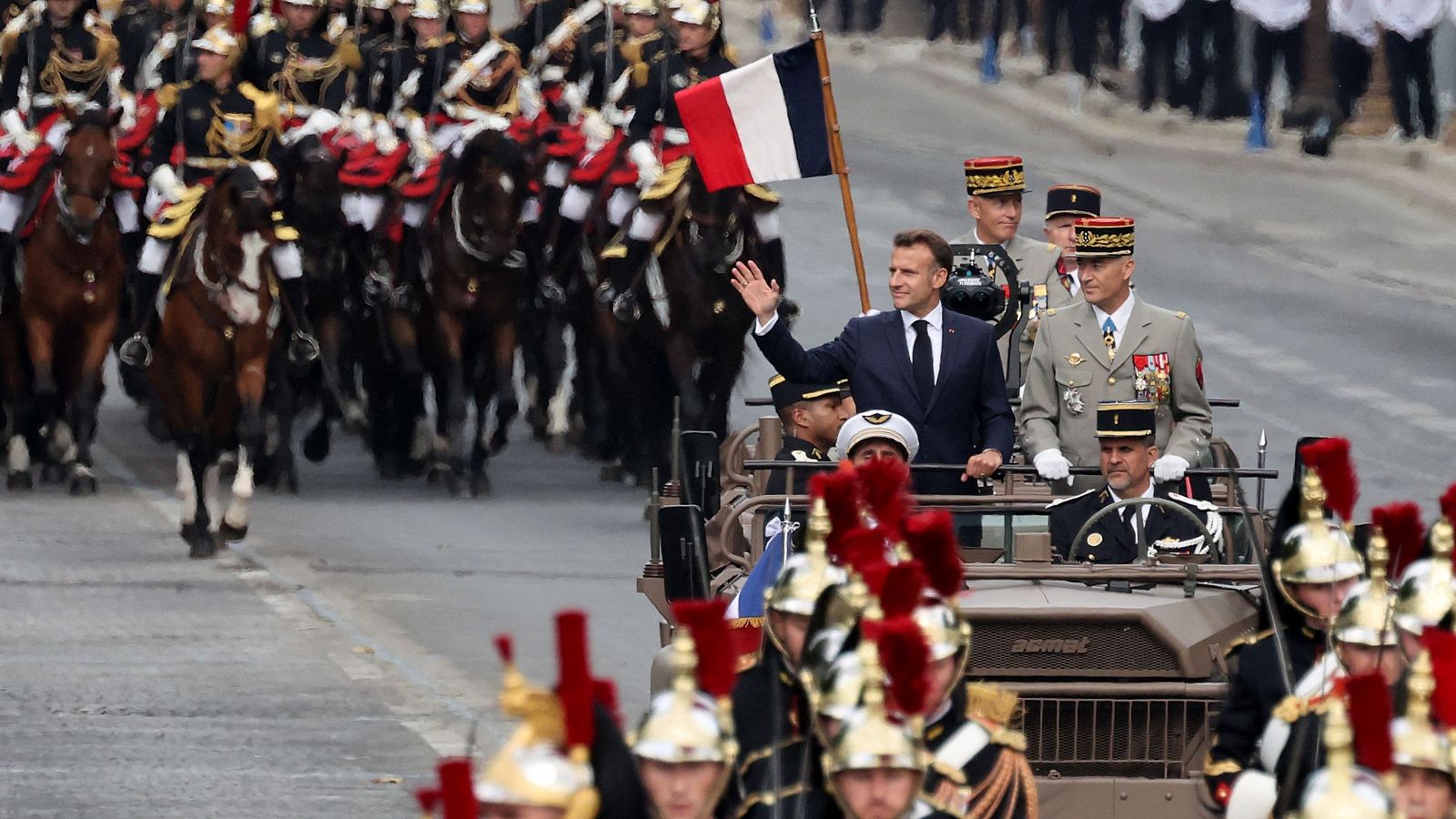 Macron saluda y pasa revista a las tropas francesas