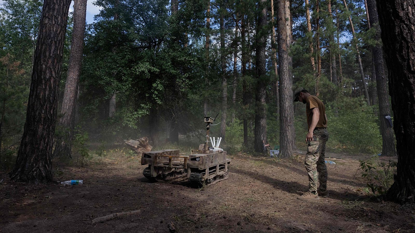Un vehículo terrestre no tripulado ucraniano durante un entrenamiento militar en la región de Kiev