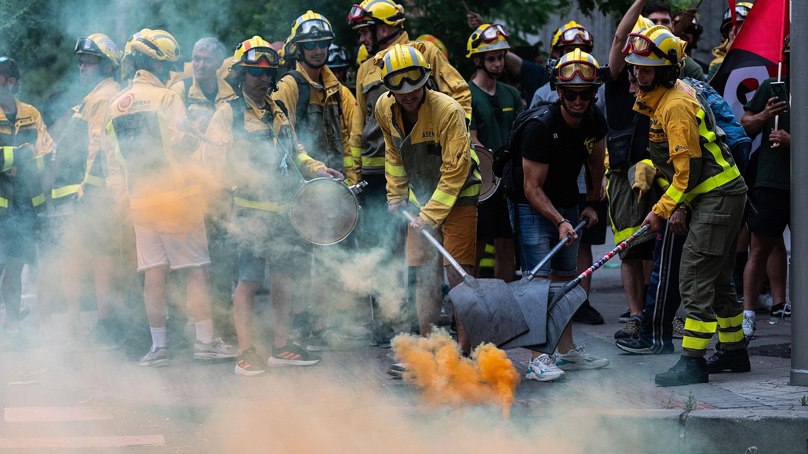 Bomberos forestales de Madrid ocupan la sede de Tragsa para exigir mejoras salariales