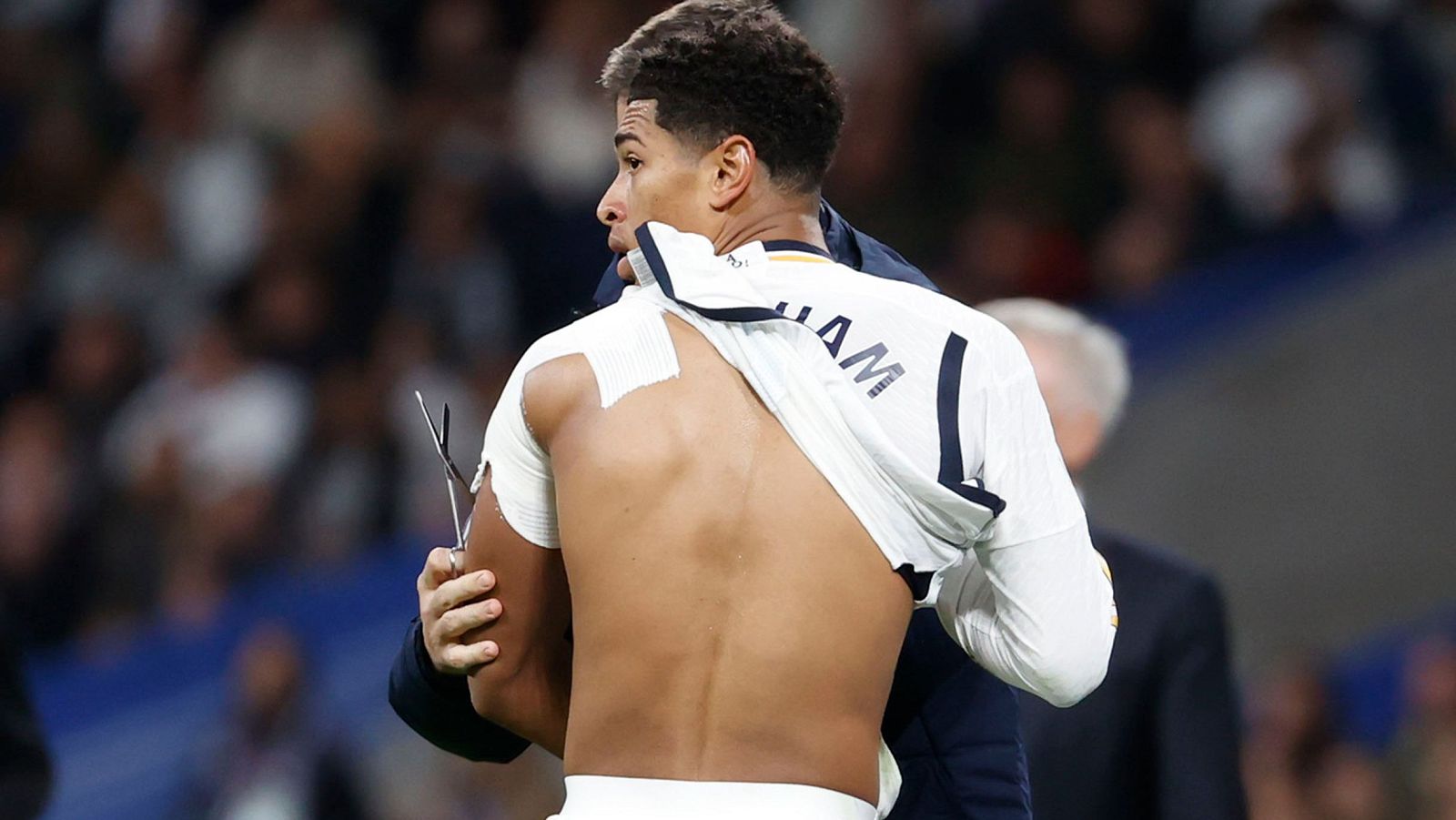 Jude Bellingham es atendido por el equipo médico durante el encuentro Real Madrid - Rayo Vallecano de LaLiga.