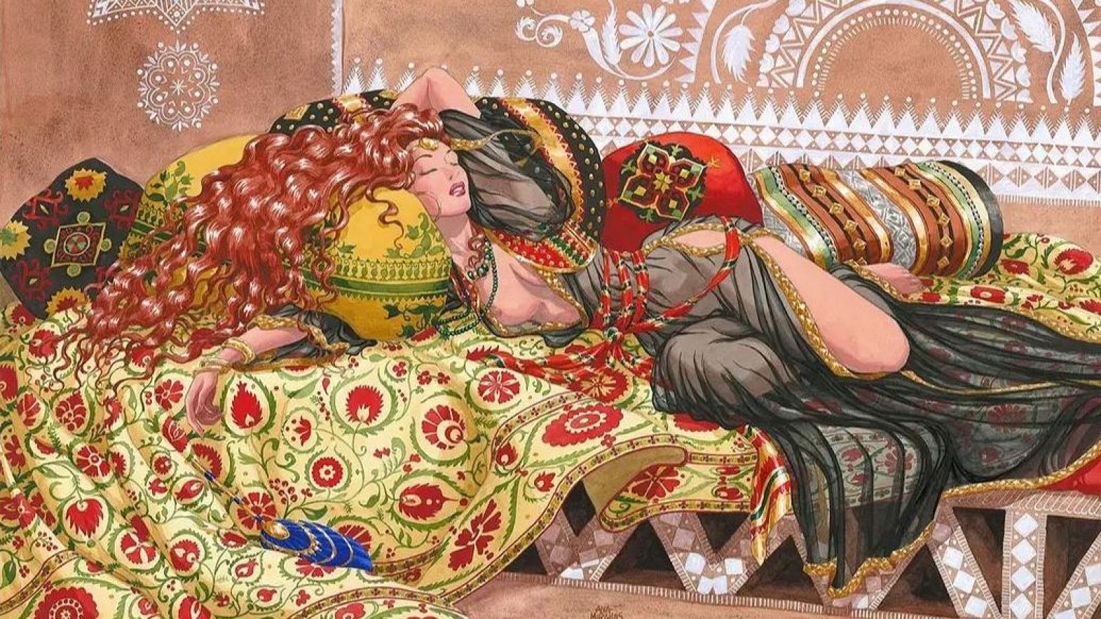 Mujer pelirroja en diván oriental, con ropa oscura y joyas, sostiene un objeto azul oscuro.  El diván está decorado con telas y cojines con estampados florales y geométricos.