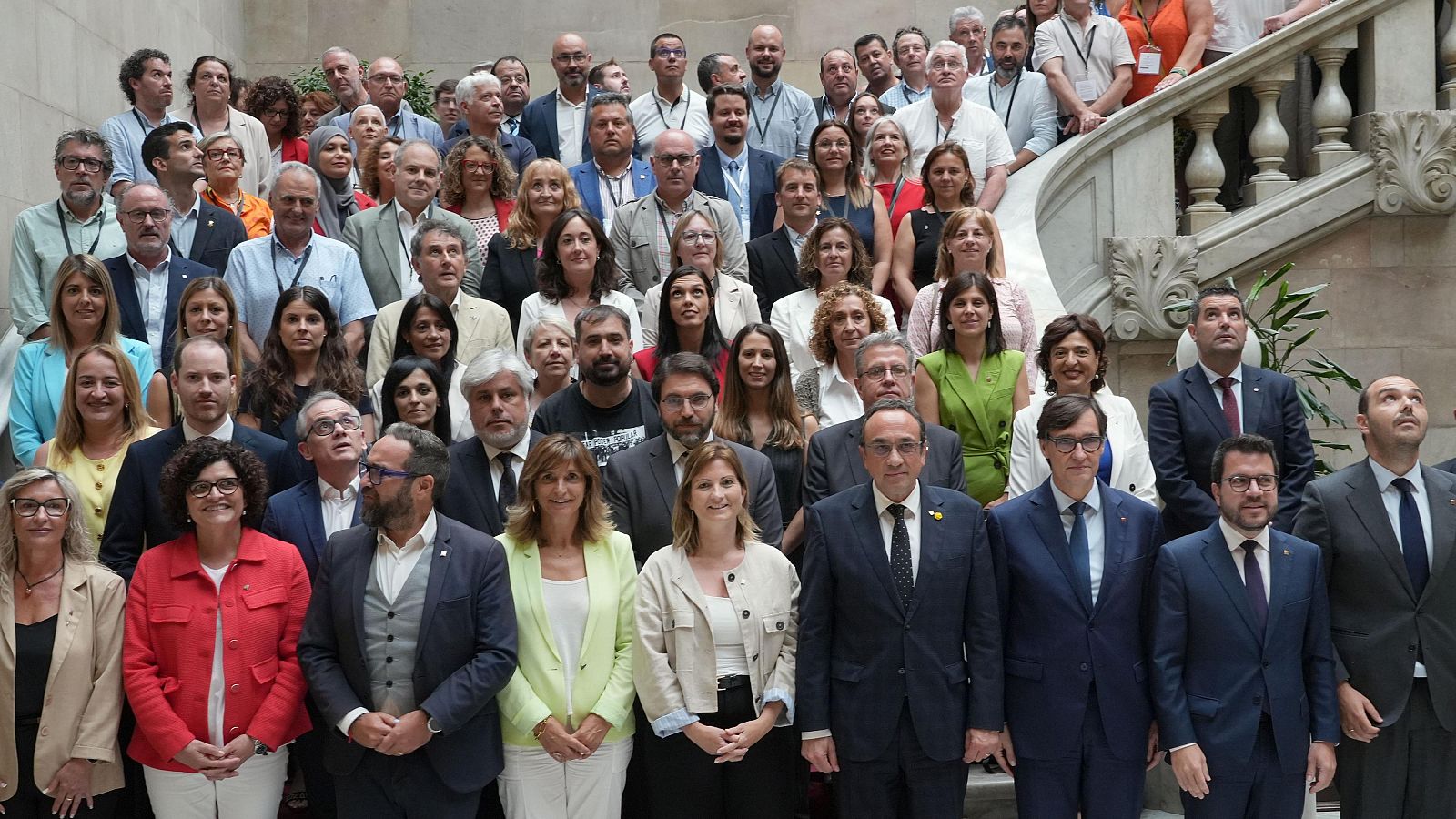 Foto de família del president de la Generalitat, Salvador Illa; el del Parlament, Josep Rull, i representants del món local
