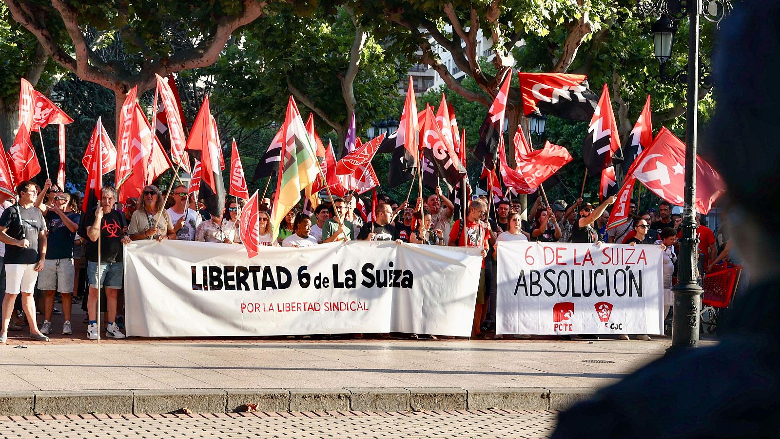 Manifestación para pedir la absolución de las seis sindicalistas asturianas condenadas conocidas como 'las seis de La Suiza'.