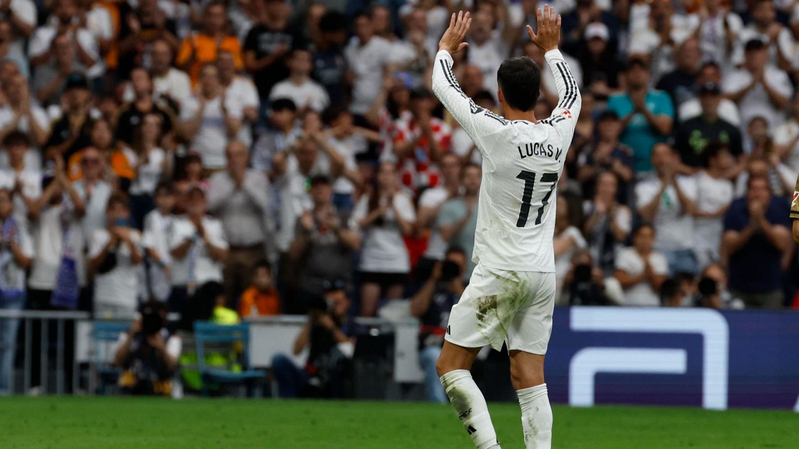 d Lucas Vázquez recibe una ovación tras ser sustituido durante el partido de la jornada 38 de LaLiga EA Sports entre Real Madrid y Real Sociedad