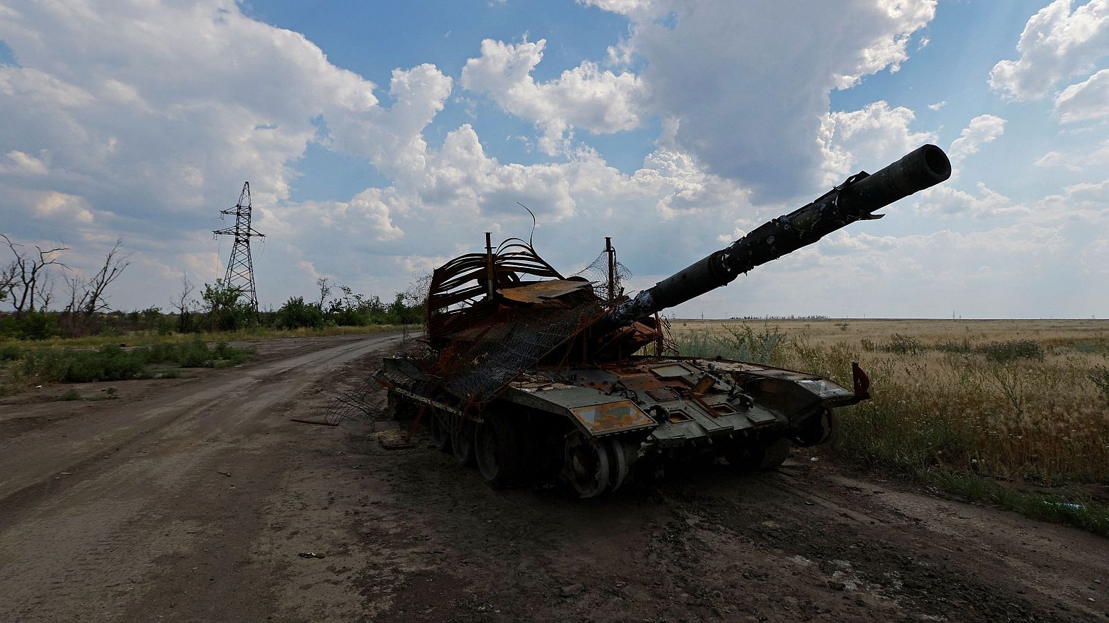 Un tanque destruido cerca del pueblo de Heorhiivka
