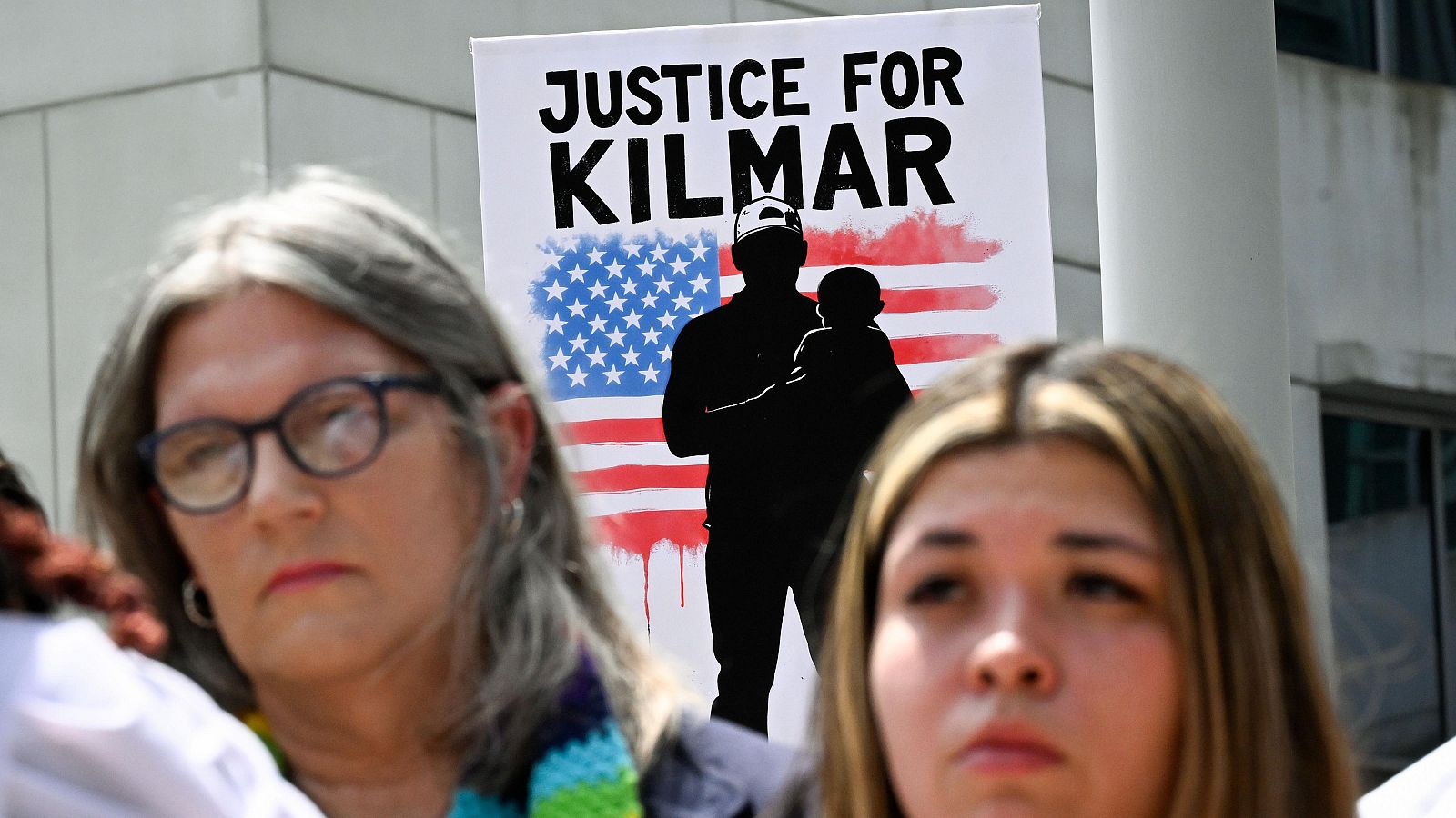 Jennifer Vásquez Sura (derecha) y su equipo hablaron con medios antes de entrar al tribunal donde su esposo Kilmar Ábrego García compareció por una audiencia