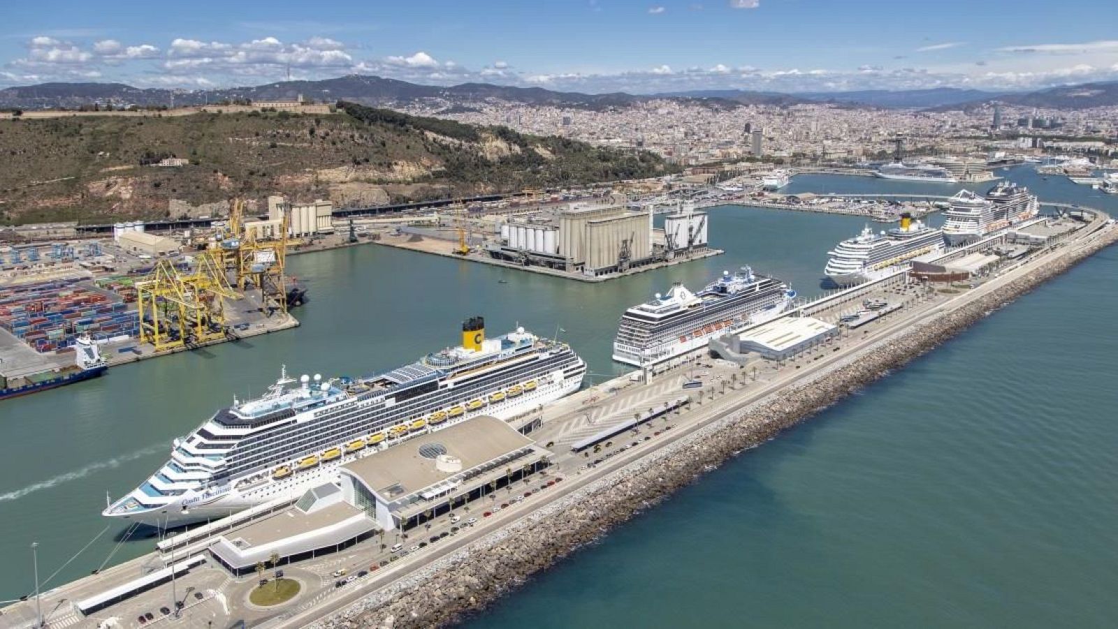 Quatre creuers atracats al Port de Barcelona