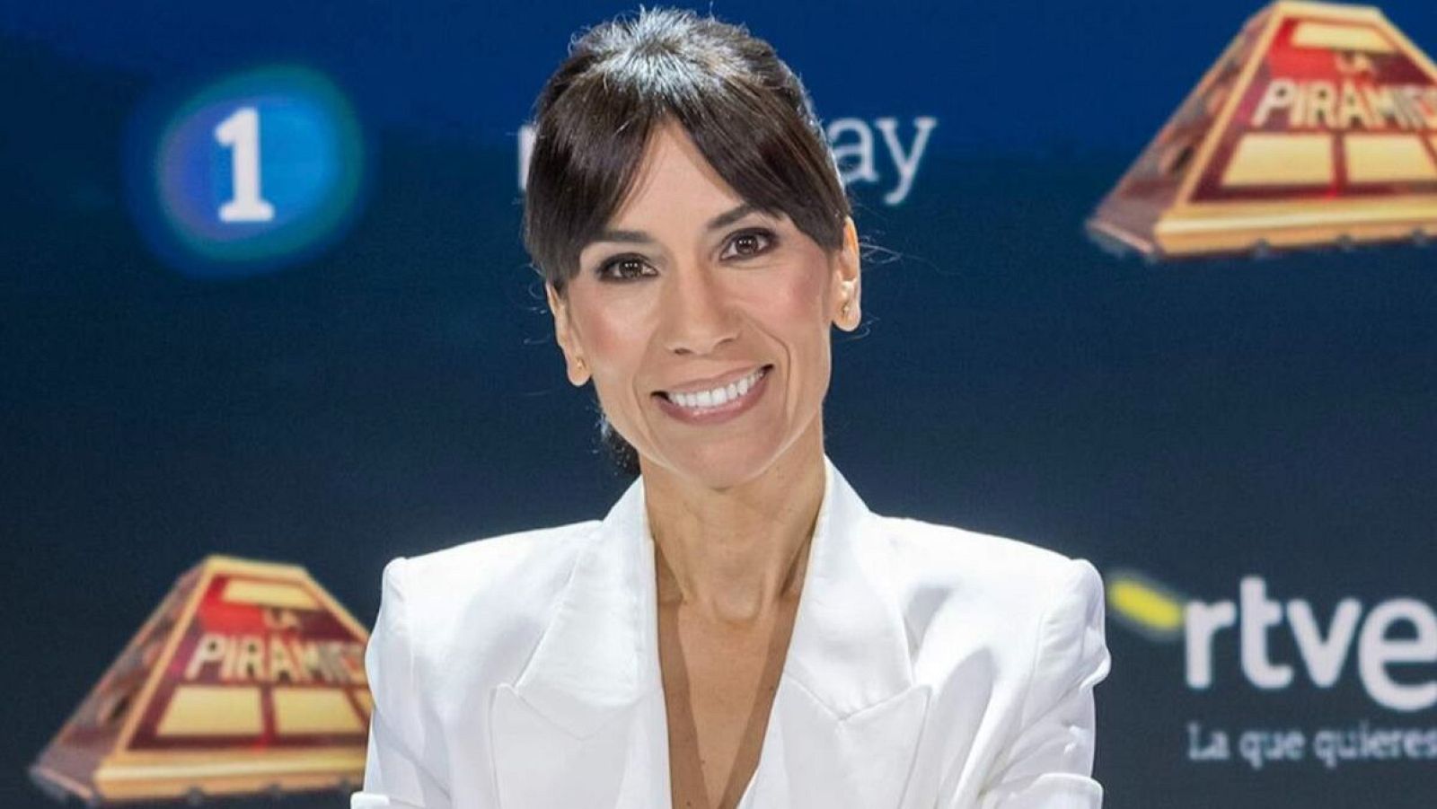 Itziar Miranda presenta 'La Pirámide' en TVE.  Americana blanca, pelo recogido, sonrisa.  Logos de RTVE y el programa visibles.