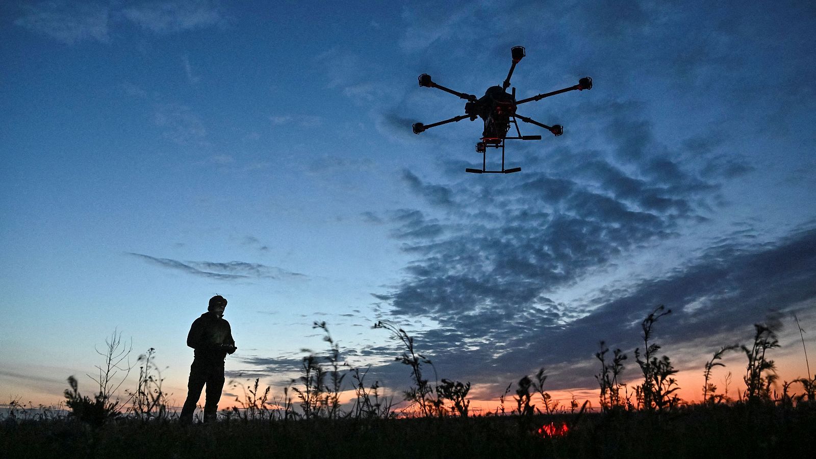 Un soldado ucraniano del Batallón de Policía Especial lanza un dron de combate Vampire