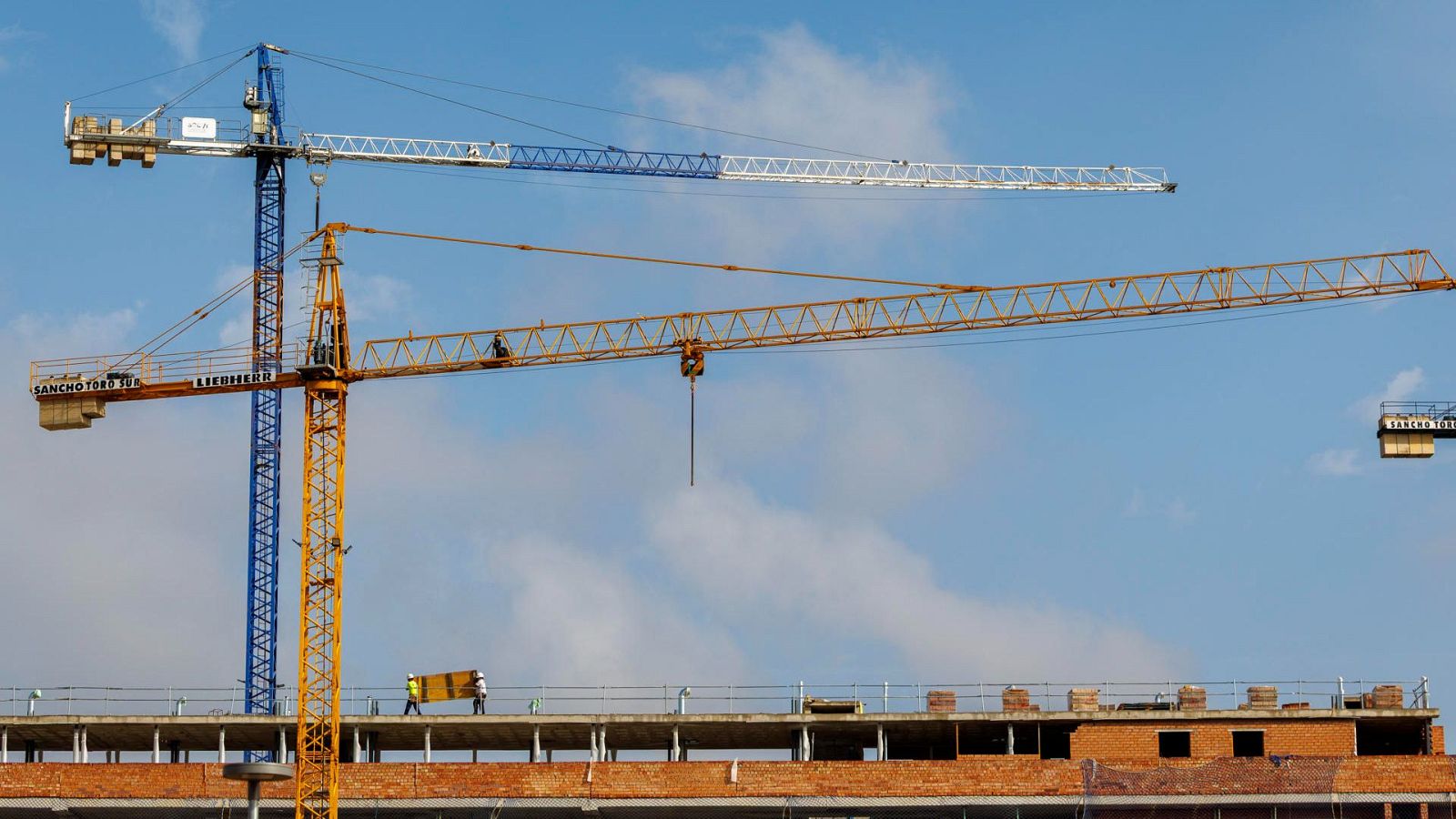 La firma de hipotecas sobre vivienda se dispara un 54% en mayo y suma once meses al alza