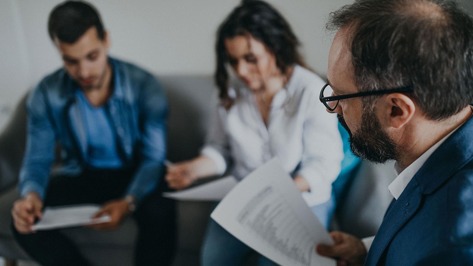 Una pareja firma el divorcio en presencia de su abogado