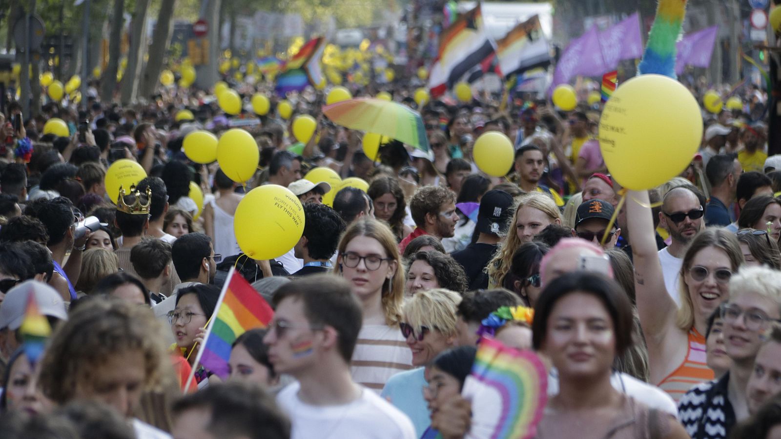 Milers de persones participant a la marxa de l'Orgull a Gran Via de Barcelona
