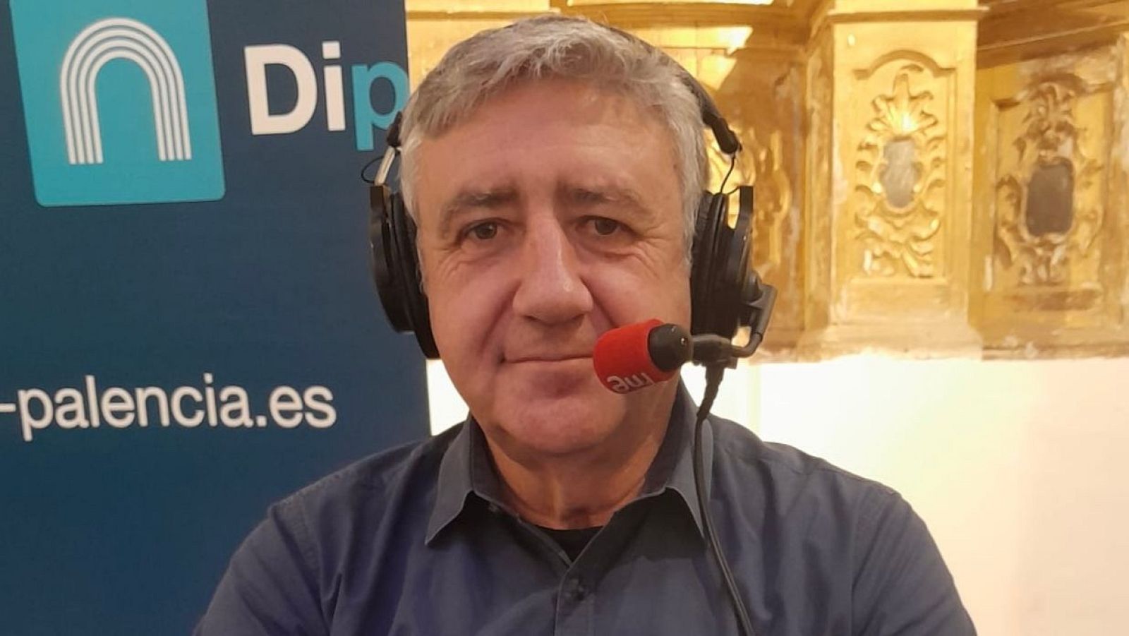Entrevista en radio RNE a un hombre de unos 50-60 años, con fondo que incluye un logo "Dip -palencia.es" y un retablo dorado.