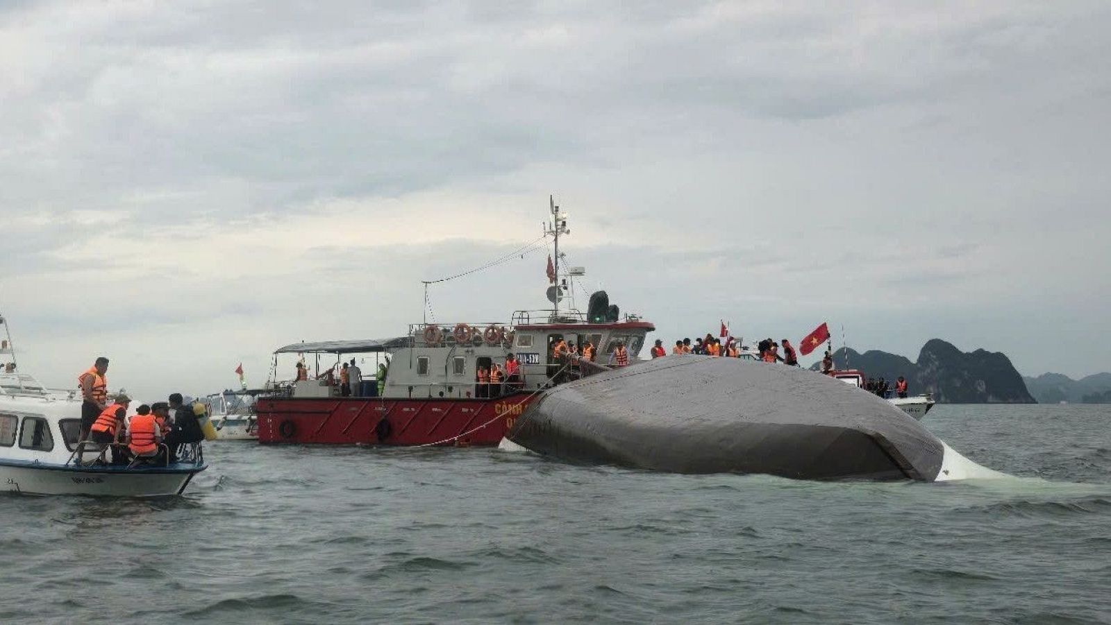 Decenas de muertos al volvar un barco para turistas en la bahía de Ha-Long