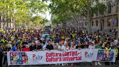 El desfile del orgullo LGTBQIA+ Pride Barcelona 2025 tiñe de arcoíris el centro de la ciudad condal con miles de personas