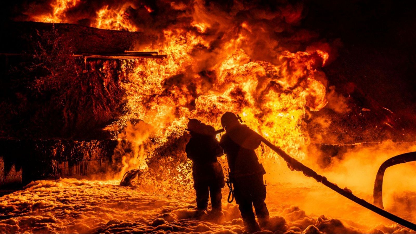 Bomberos ucranianos trabajan en la extinción de un incendio en la región de Járkov declarado tras un ataque ruso