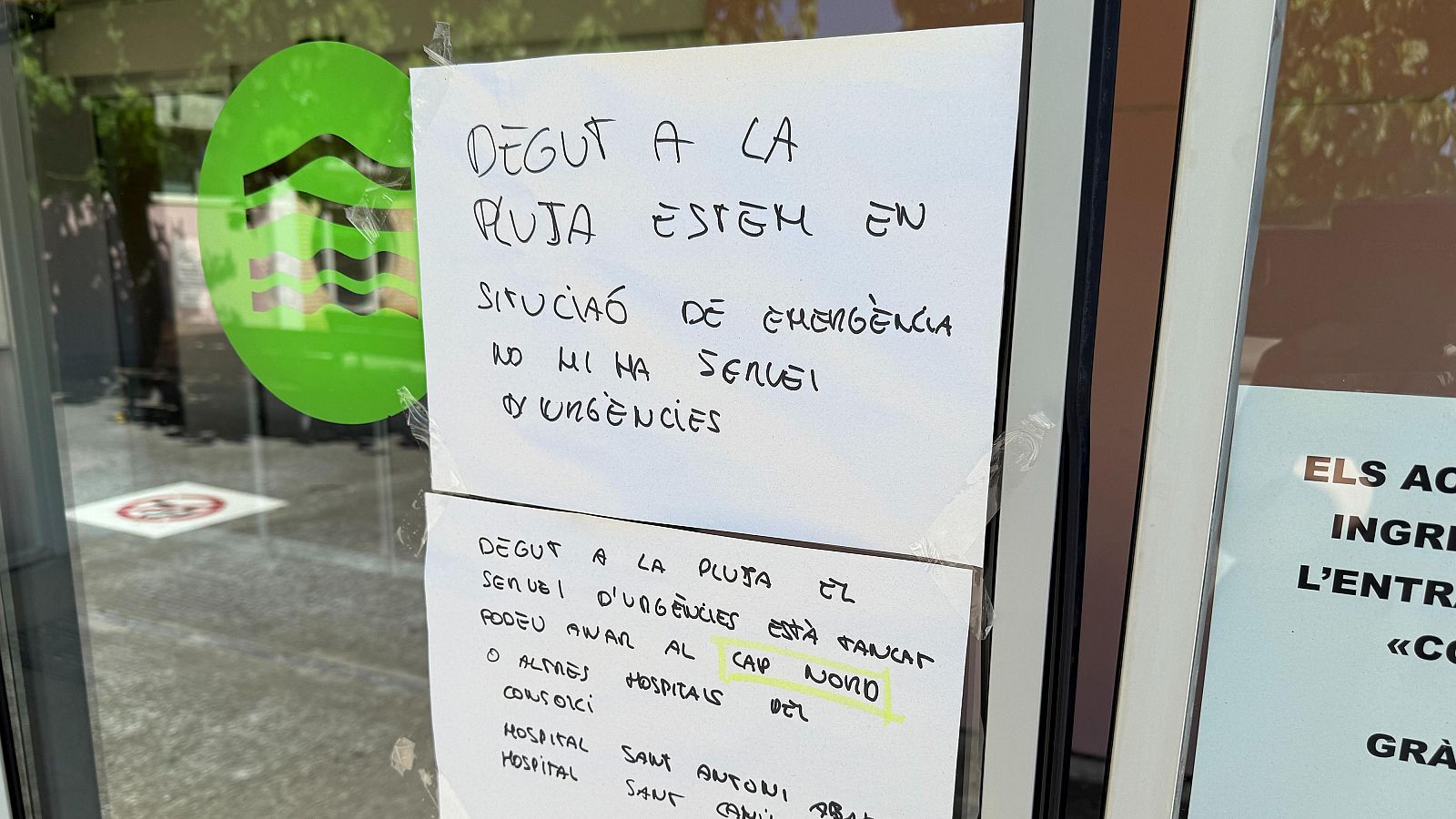 Cartells a l'Hospital Comarcal de l'Alt Penedès, en el moment d'anunciar el tancament pels efectes de la tempesta.