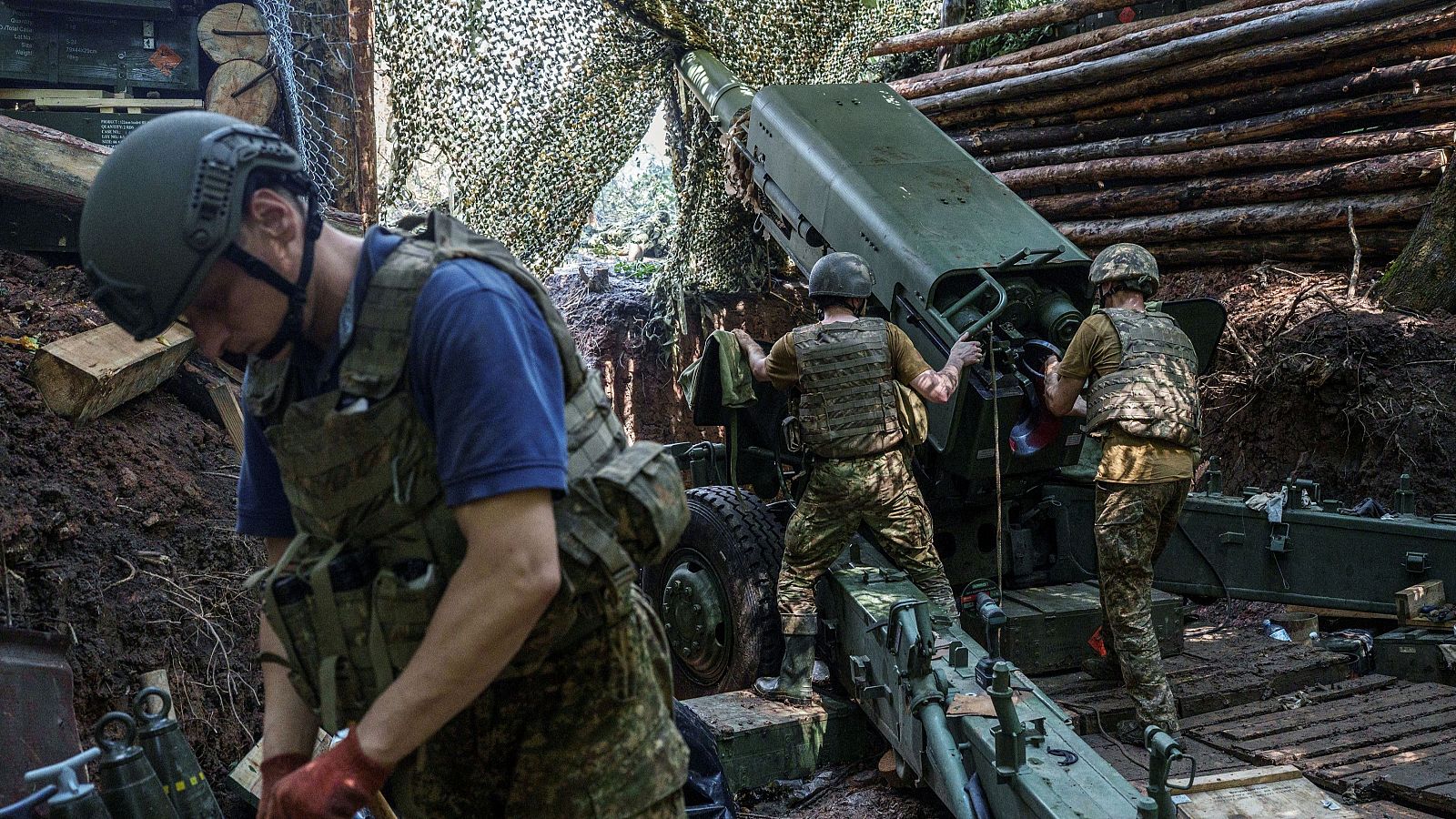 Soldados de la 13ª Brigada de Propósito Operativo de la Guardia Nacional de Ucrania preparan un obús