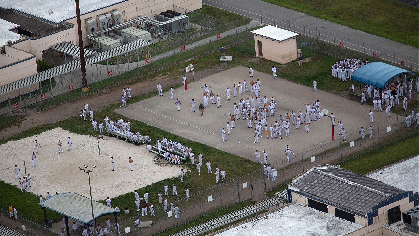 En una vista aérea desde un helicóptero, se observan detenidos en el Centro de Detención Krome, operado por el Servicio de Inmigración y Control de Aduanas de Estados Unidos