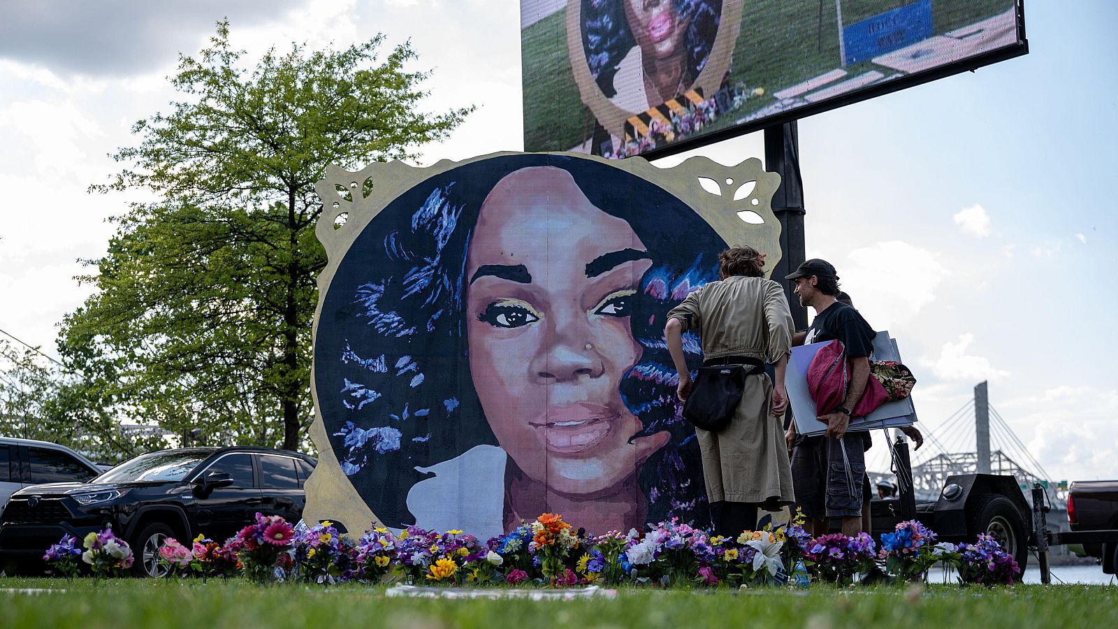 Manifestantes y voluntarios preparan una instalación en honor a Breonna Taylor antes del evento "Praise in the Park" en Louisville, Kentucky, el 5 de junio de 2021. Imagen de archivo.