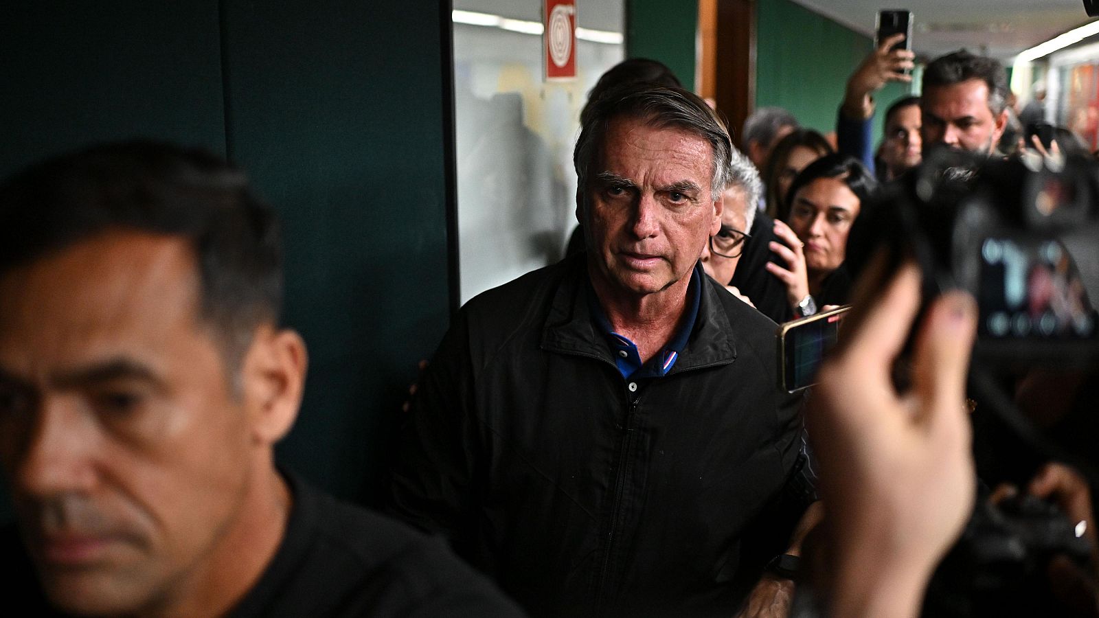 AME4434. BRASILIA (BRASIL), 21/07/2025.- El expresidente de Brasil Jair Bolsonaro (c) camina a su salida tras una reunión con congresistas de la oposición este lunes, en el Congreso Nacional en Brasilia (Brasil). EFE/Andre Borges