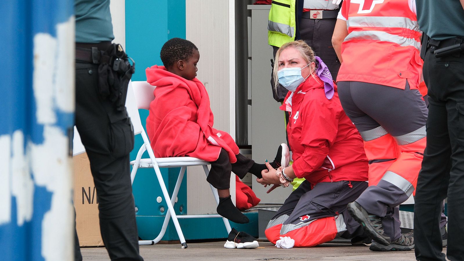 Imagen de archivo de Cruz Roja atendiendo a varios migrantes en el puerto de Los Cristianos, Tenerife
