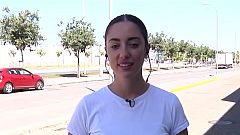 Se queda atrapada en un bazar y el dueño la recompensa con una colonia