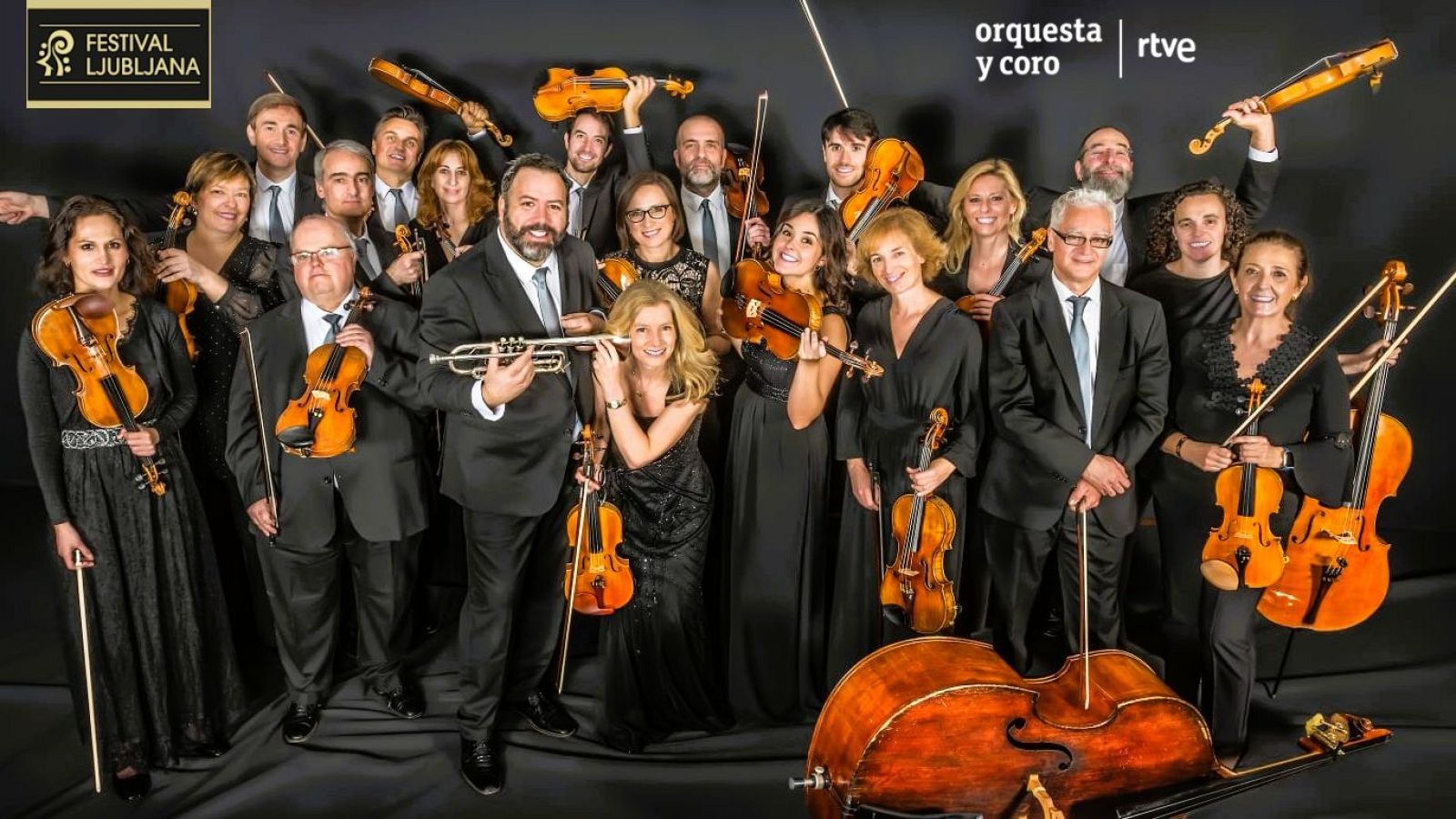 Músicos de la Orquesta y Coro RTVE posan, sosteniendo sus instrumentos; ambiente relajado.  Logo del Festival de Ljubljana visible.
