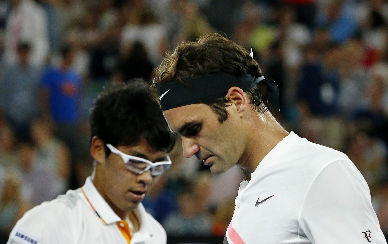 Federer pasa por delante de Chung
