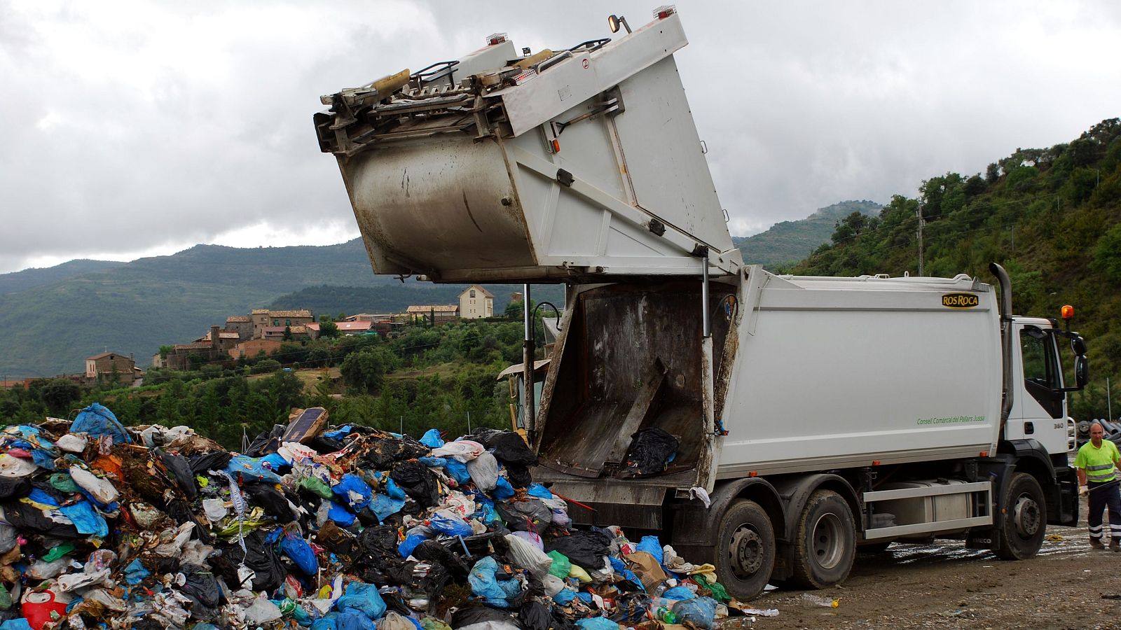 Un camió abocant residus a la planta de Fígols al Pallars Jussà