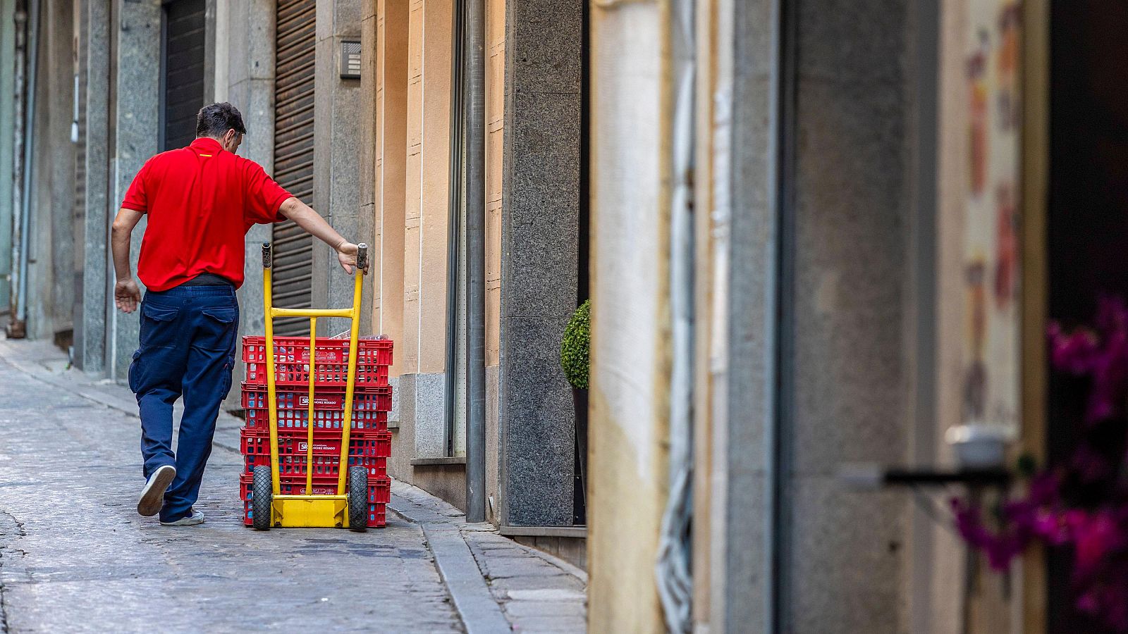 El salario bruto anual subió un 3,8% en 2024, hasta los 27.558 euros, su nivel más alto desde 2008