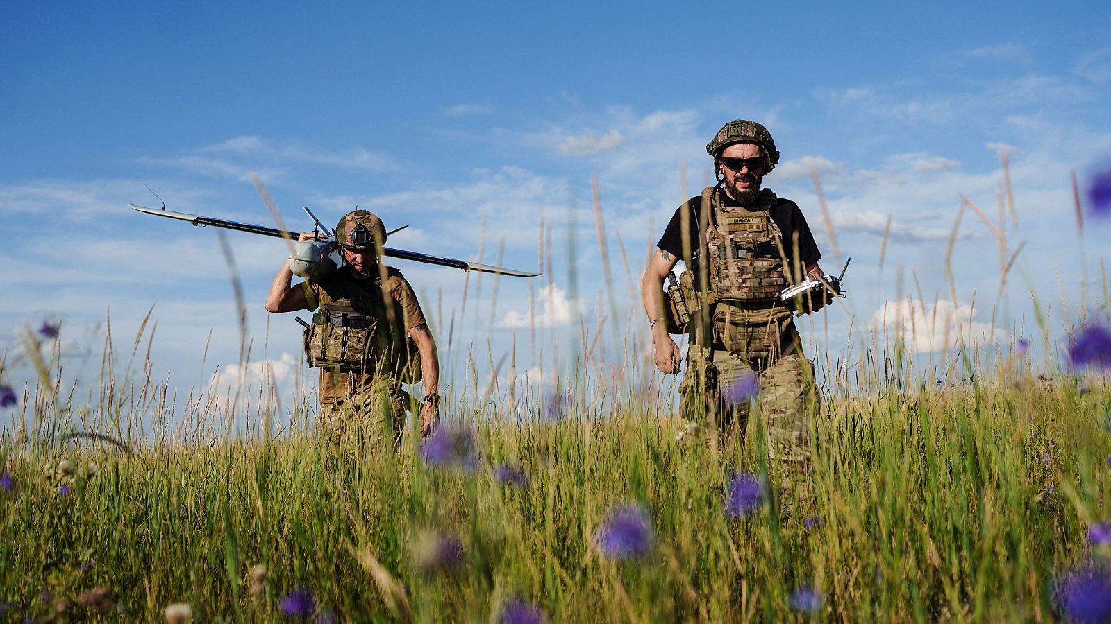 Los miembros del servicio de la 13ª Brigada de la Guardia Nacional de Ucrania se preparan para lanzar un dron