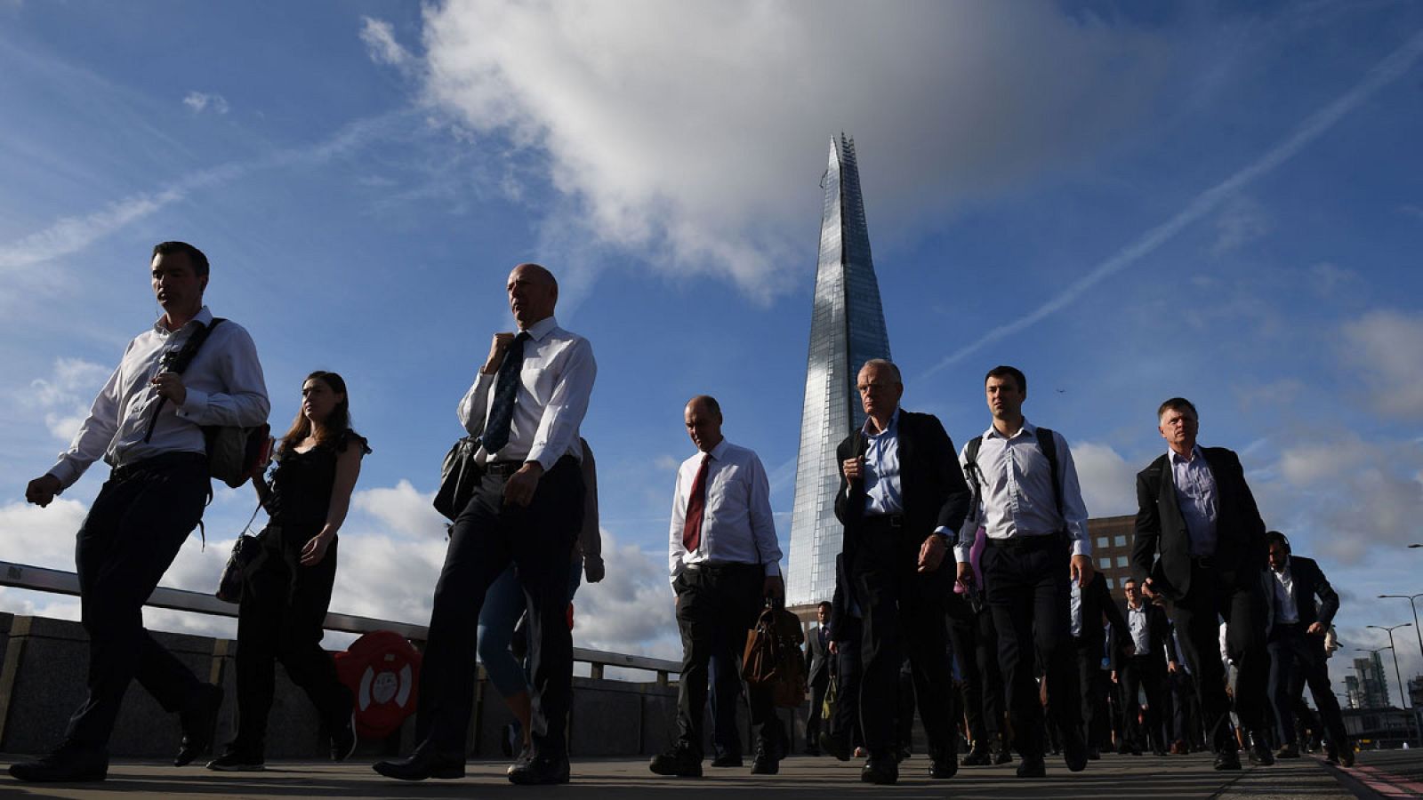Transeúntes cruzan el río Támesis por el Puente de Londres