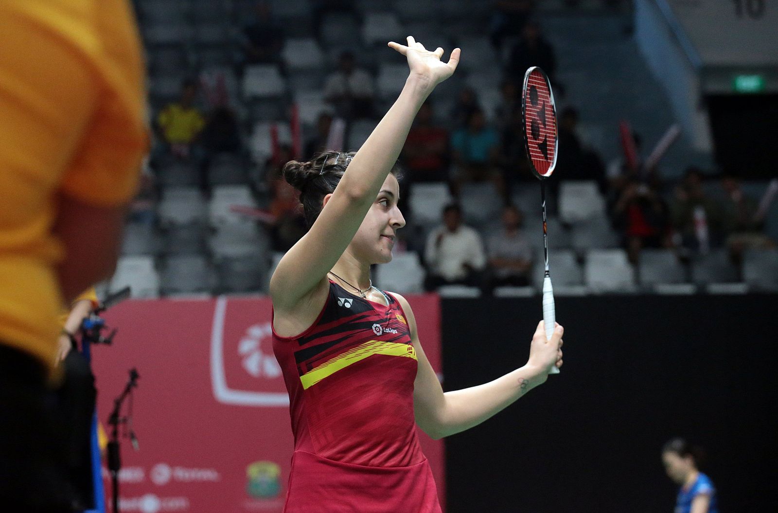 Carolina Marin saluda a la afición en Yakarta