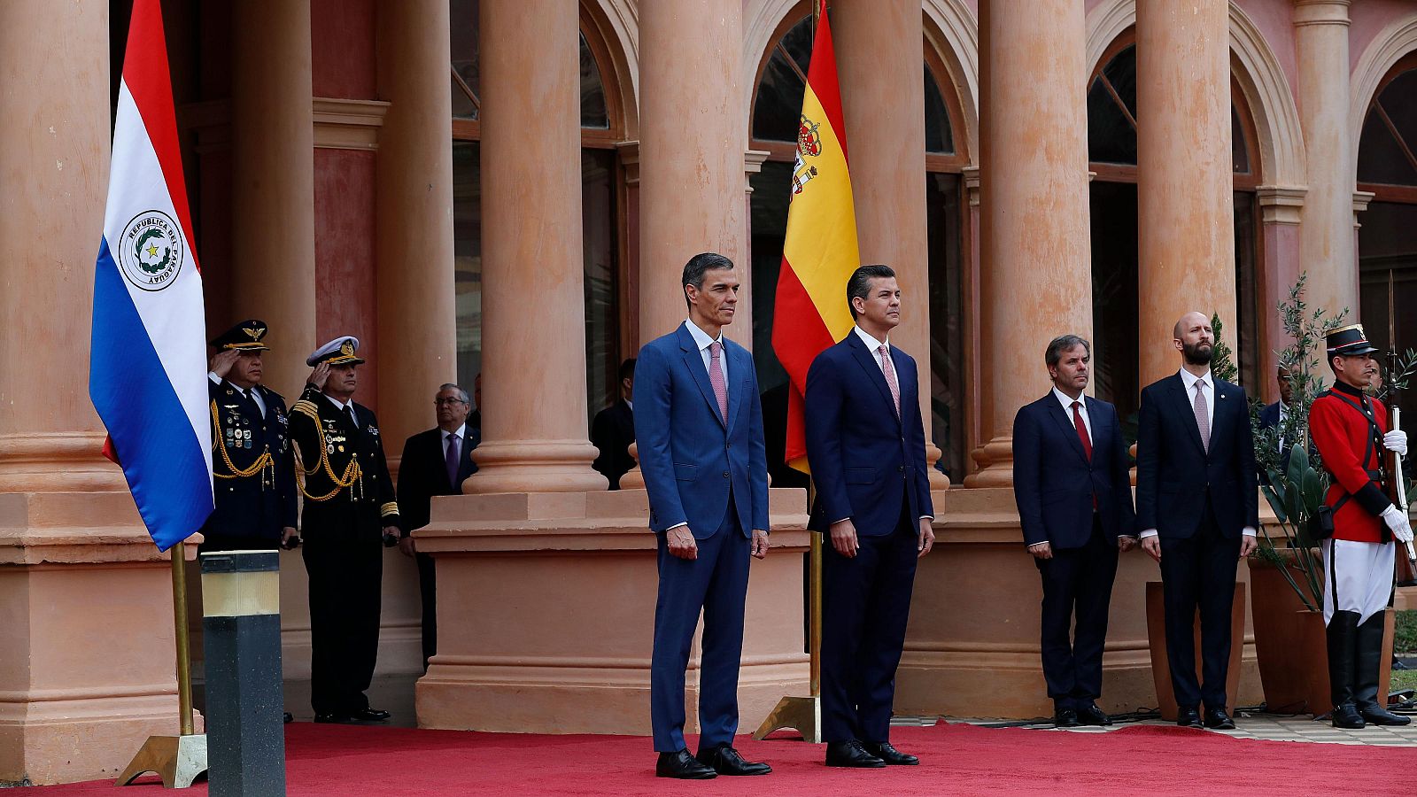 El presidente del Gobierno de España, Pedro Sánchez, posa junto al presidente de Paraguay, Santiago Peña
