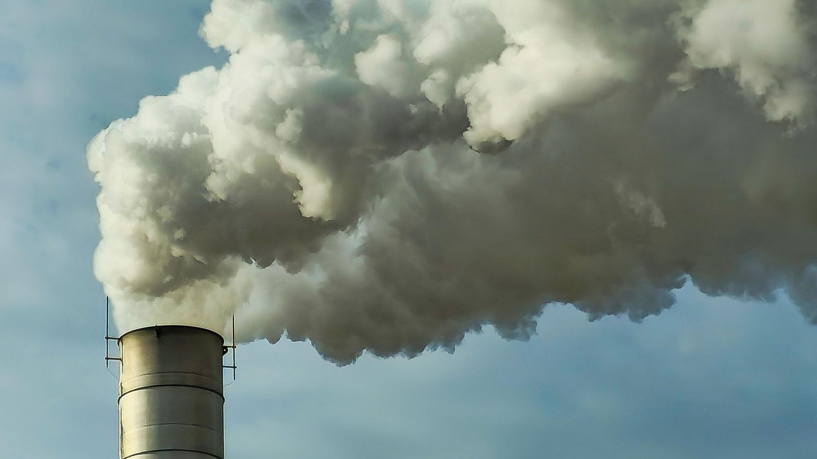 El humo sale de la chimenea de una fábrica