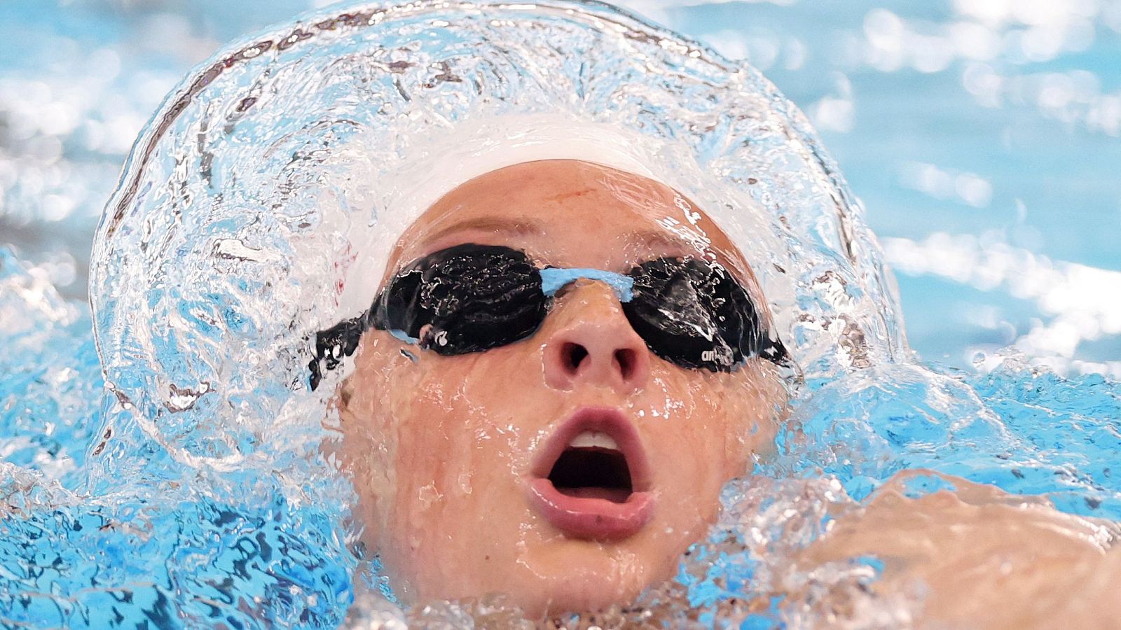 Summer McIntosh nada a espalda en una carrera de estilos de esta temporada 2025