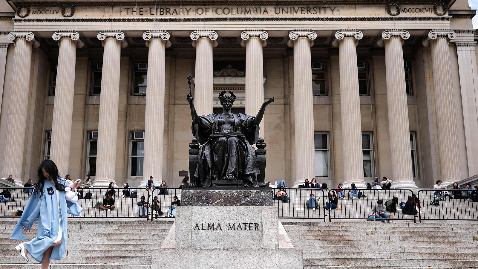 Estudiantes en el campus de la Universidad de Columbia el 14 de abril de 2025, en la ciudad de Nueva York.